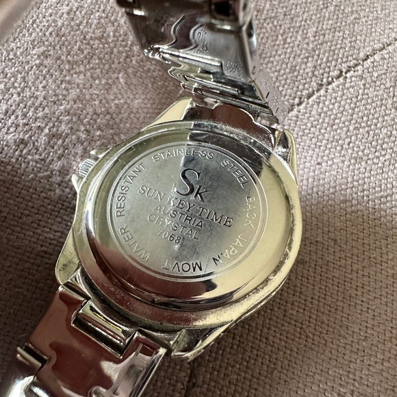 Crystal Watch - Picture 8 of 9